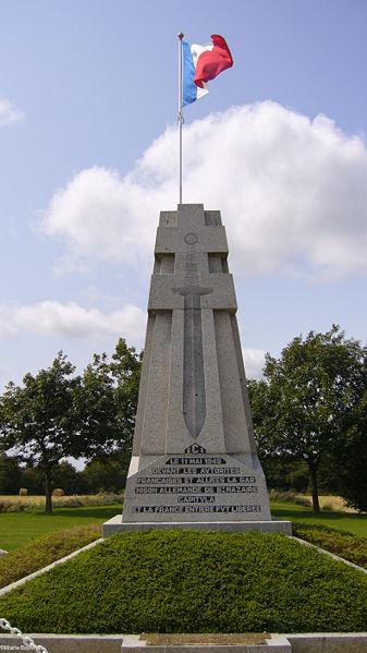 Le monument de la Reddition dans le pré où fut signée la reddition de la Poche de Saint-Nazaire  le 11 mai 1945  fin de la 2ème guerre mondiale en Europe.