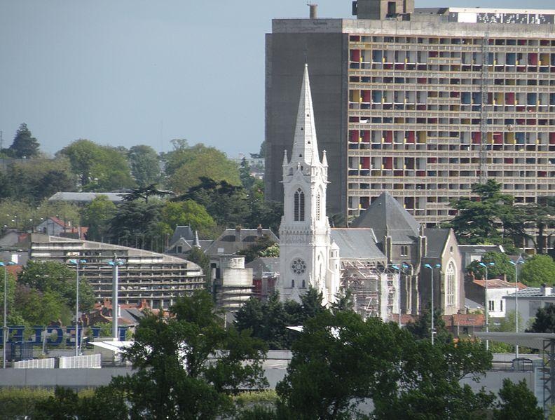 La Cité Radieuse domine Rezé et l\'église Saint-Pierre (Wikipédia  licence CC)