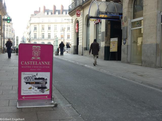 Nantes rue Crébillon le <i>Gwenn ha Du</i> devant le chocolatier <i>Castelanne</i> début février 2012. Au fond la place Graslin (le théâtre est à droite) et en face plus haut le réputé Hôtel de France dans un passage.