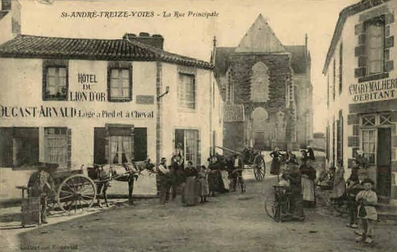 Une vue de la rue principale vers 1900 : le clocher n\'est toujours pas construit faute de moyens.