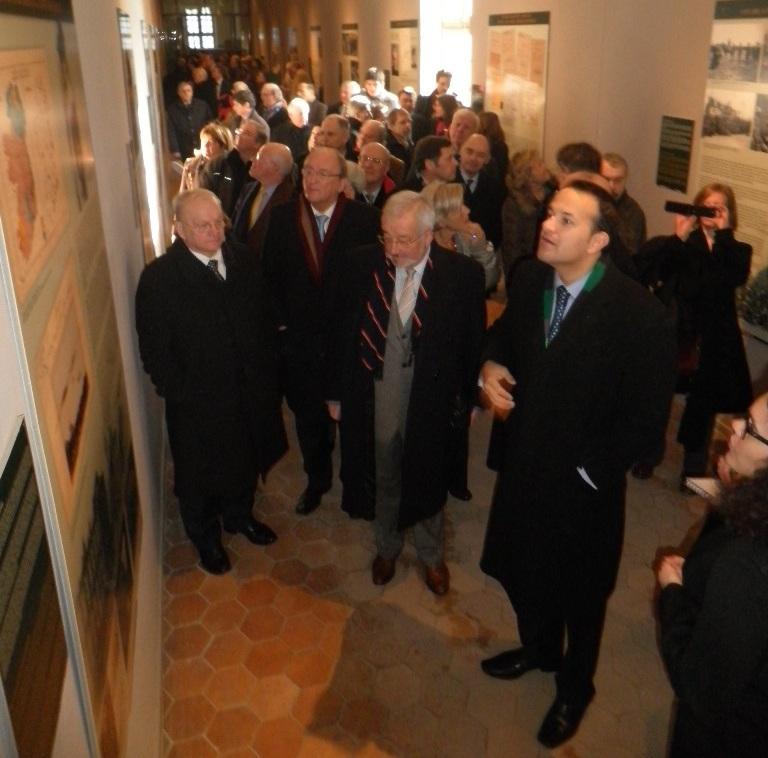 Son excellence l\'Ambassadeur visite avec un grand intérêt l\'exposition le 11 février 2012