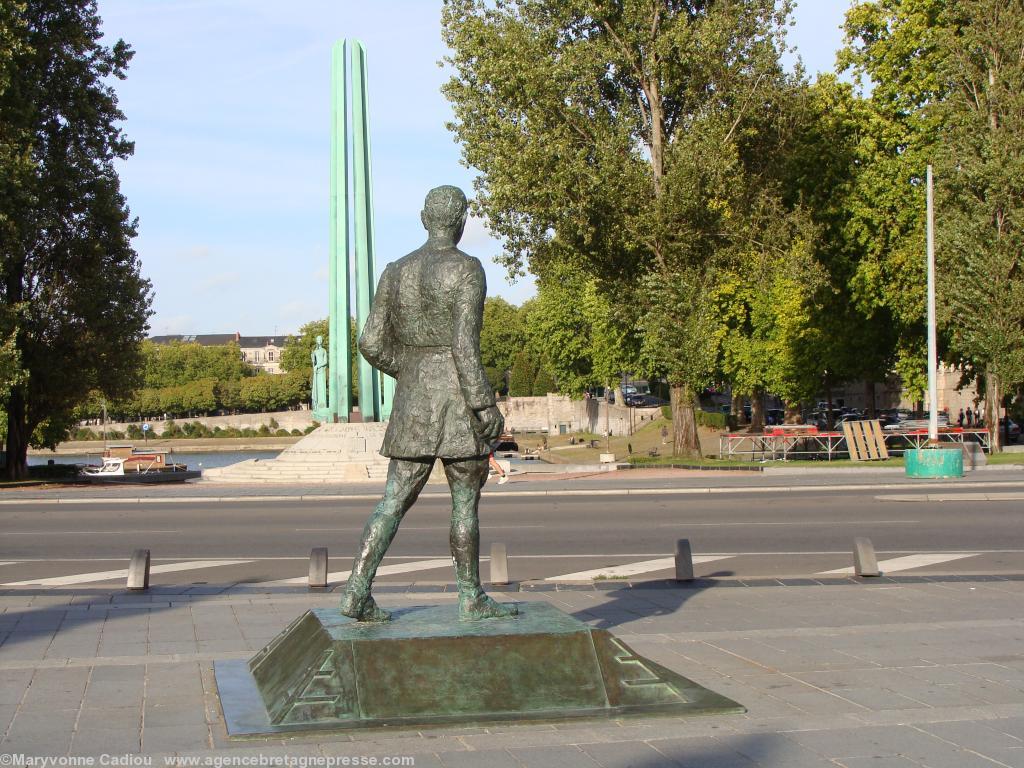 Place du Pont Morand symbole de la résistance : le monument souvenir des Otages fusillés le 22 octobre 1941. La statue du général de Gaulle érigée le 18 juin 2010 sur l\'esplanade des villes Compagnons de la Libération.