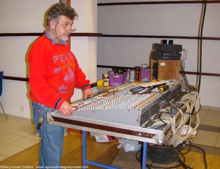 Pierre Glotin co-organisateur du fest noz de Saint-Étienne de Montluc est aussi le sonorisateur (2011).