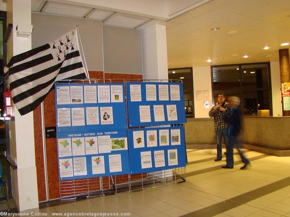 2011. Fest noz de Saint-Étienne de Montluc. Une partie de l\'exposition de Bretagne Réunie.