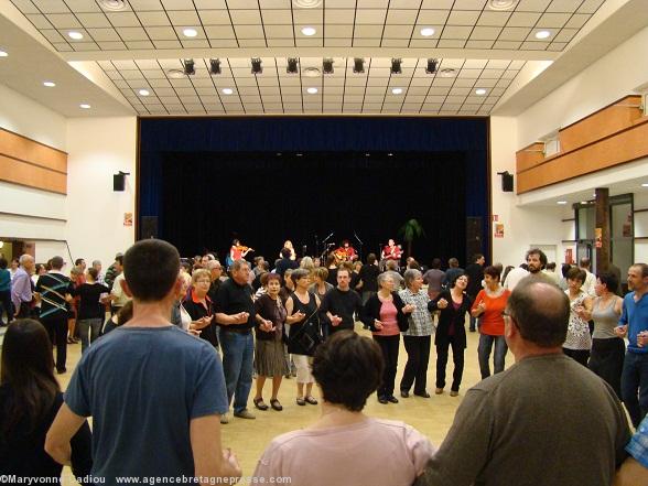 2011. Fest noz de Saint-Étienne de Montluc en début de soirée.