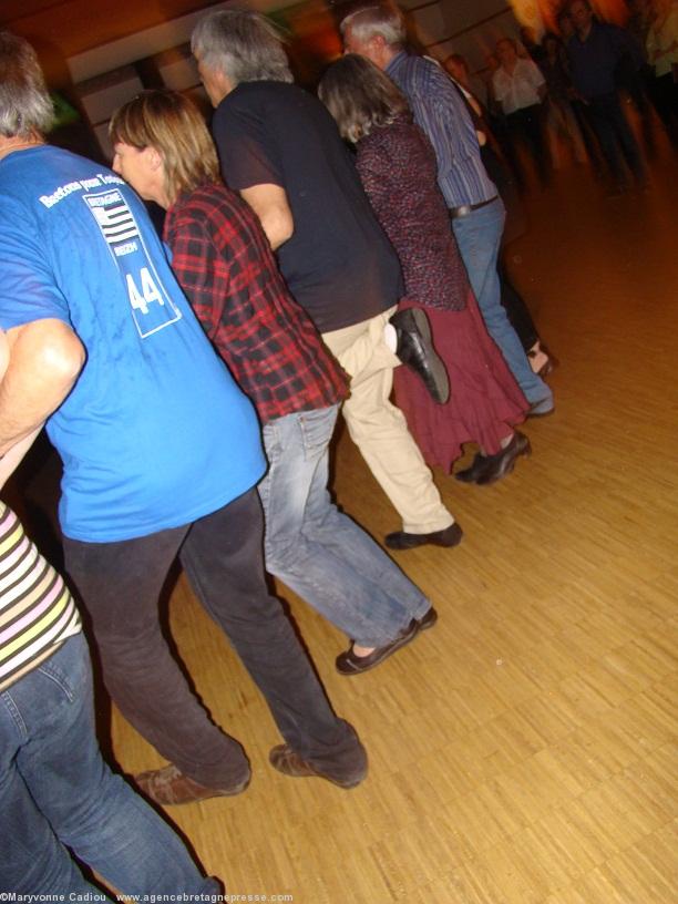 2011. Fest noz de Saint-Étienne de Montluc. <i>Dañs fisel</i>. <b>Cliquer pour voir la photo entière</b>.