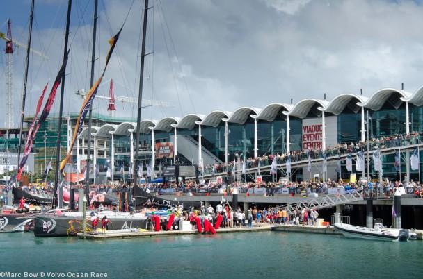 Des milliers de spectateurs rassemblés dans le Village de la course à Auckland pour regarder la régate « in port » de la Volvo Ocean Race.