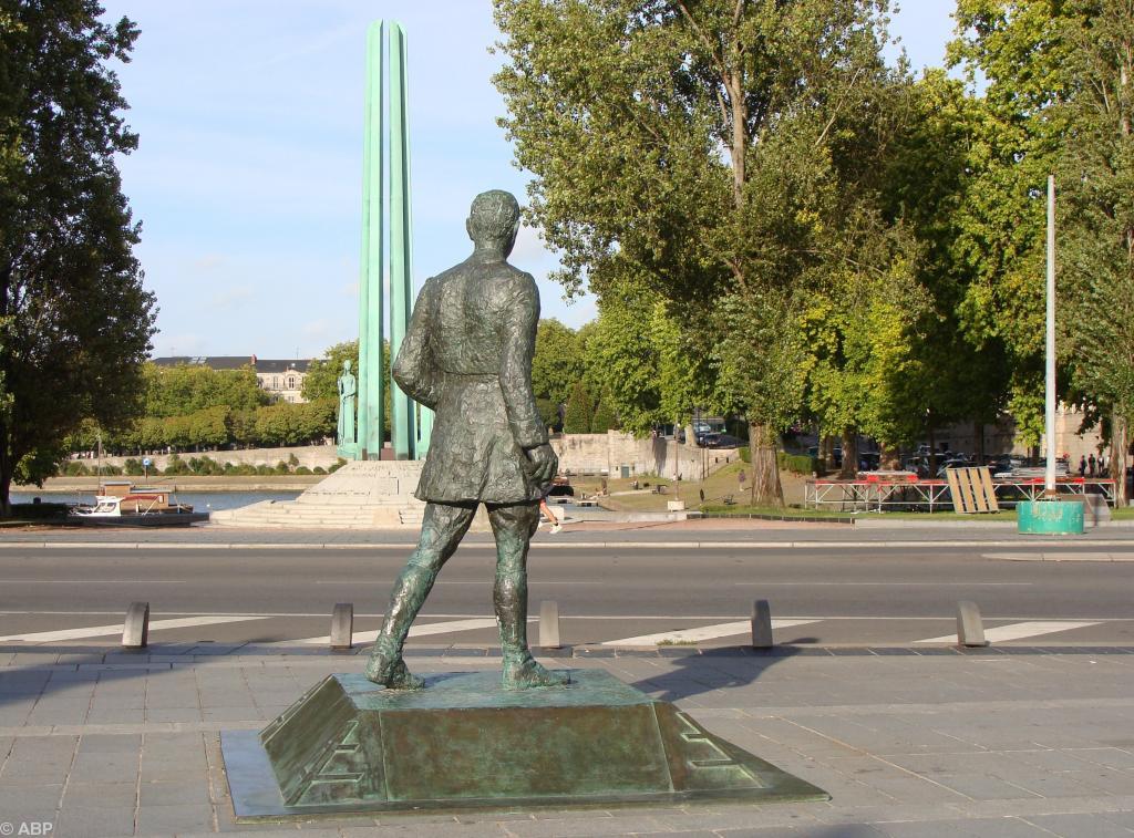 La statue du général de Gaulle dévoilée à Nantes le 18 juin 2010 a bien sa place ici sur la place des Villes Compagnon de la Libération en face du Monument aux 50 Otages.