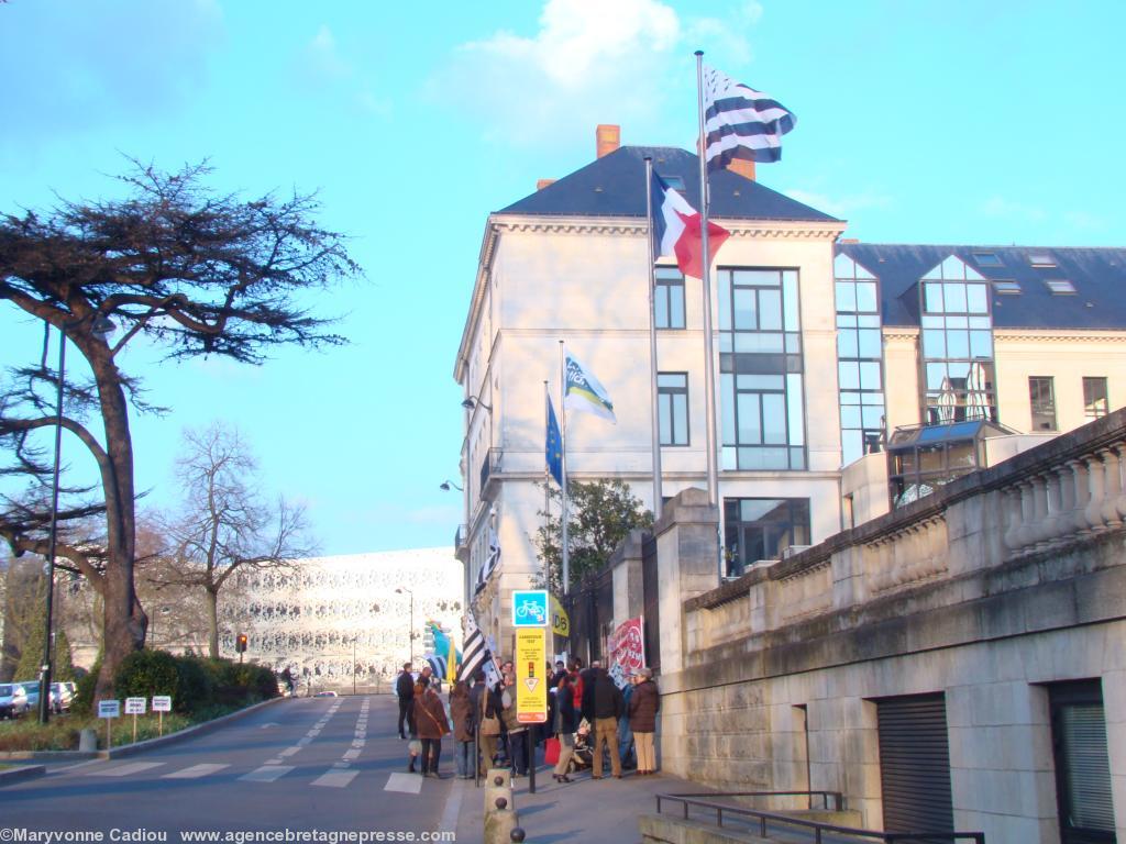 Rassemblement du 19 mars à Nantes devant l\'Hôtel du Département contre la Commission mixte. Vue générale sous le <i>Gwenn ha Du</i> du CG44. Rassemblement du 19 mars à Nantes devant l\'Hôtel du Département contre la Commission mixte. Vue générale sous le <i>Gwenn ha Du</i> du CG44.