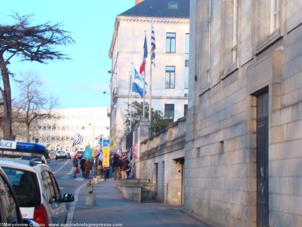 Rassemblement du 19 mars à Nantes devant l\'Hôtel du Département contre la Commission mixte. La police en surveillance discrète a été rassurée au passage : <i>Nous serons calmes !</i> Rassemblement du 19 mars à Nantes devant l\'Hôtel du Département contre la Commission mixte. La police en surveillance discrète a été rassurée au passage : <i>Nous serons calmes !</i>