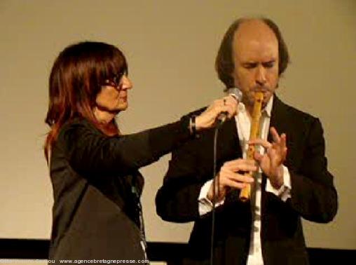 Carlos Núñez fait pour le public du Katorza un mini-concert de flûte à bec.