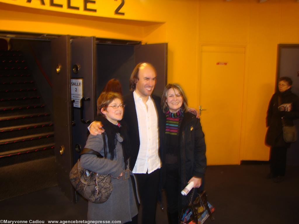 Les dames sont fières de se faire prendre en photo avec Carlos Núñez qui accepte toujours très gentiment.