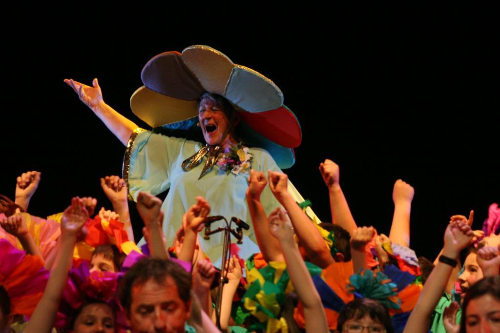 Elisabeth Le Ray avec les enfants des écoles de Pontivy