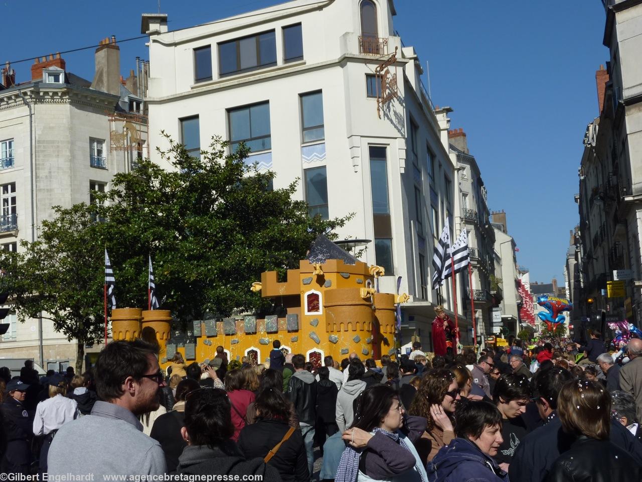 Carnaval de Nantes 2012. Le défilé du Carnaval passe devant l\'immeuble de 1798 dit \"Au rat goutteux\" (voir l\'enseigne). Carnaval de Nantes 2012. Le défilé du Carnaval passe devant l\'immeuble de 1798 dit \"Au rat goutteux\" (voir l\'enseigne).