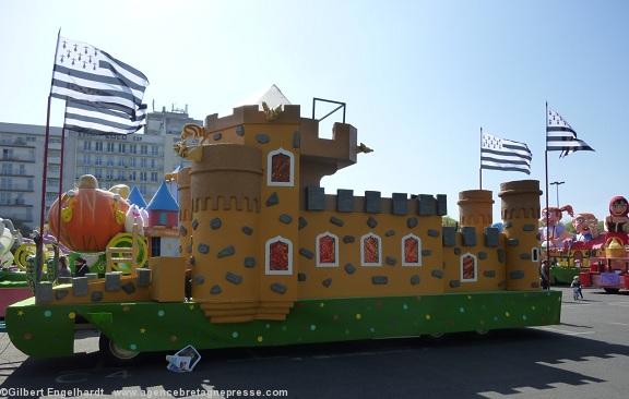 Carnaval de Nantes 2012. Préparation des chars le matin place de la Petite Hollande. Carnaval de Nantes 2012. Préparation des chars le matin place de la Petite Hollande.