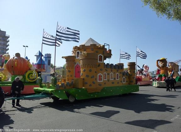 Carnaval de Nantes 2012. Préparation des chars le matin place de la Petite Hollande. Carnaval de Nantes 2012. Préparation des chars le matin place de la Petite Hollande.