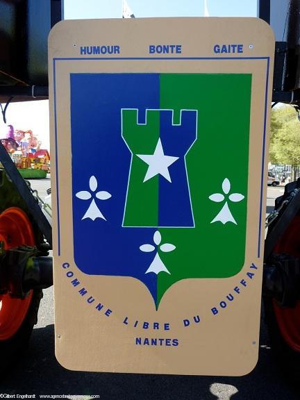 Carnaval de Nantes 2012. Le blason de la Commune libre du Bouffay orne l'avant du tracteur. Carnaval de Nantes 2012. Le blason de la Commune libre du Bouffay orne l'avant du tracteur.
