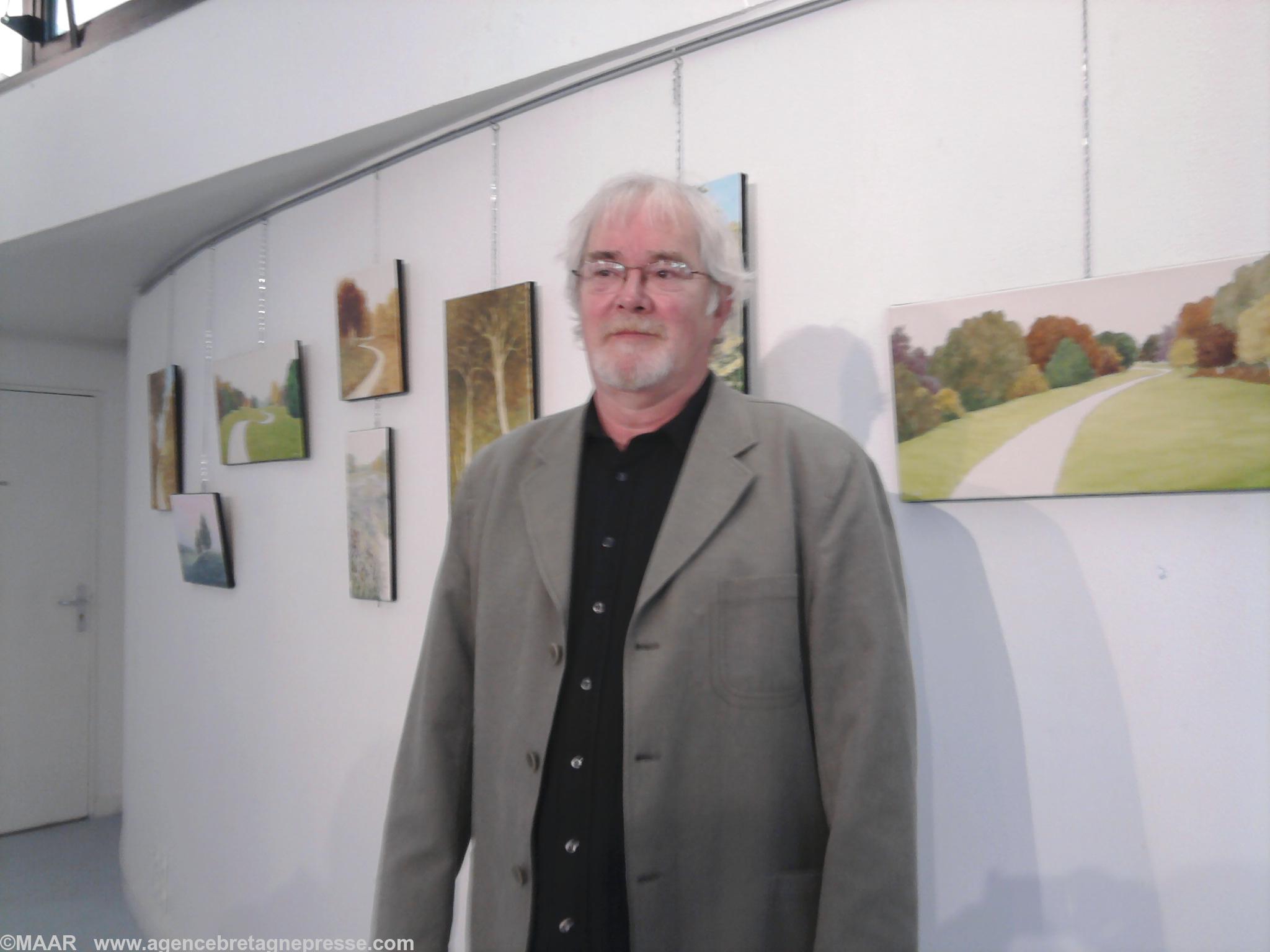 Jean Claude Chedmail devant ses oeuvres