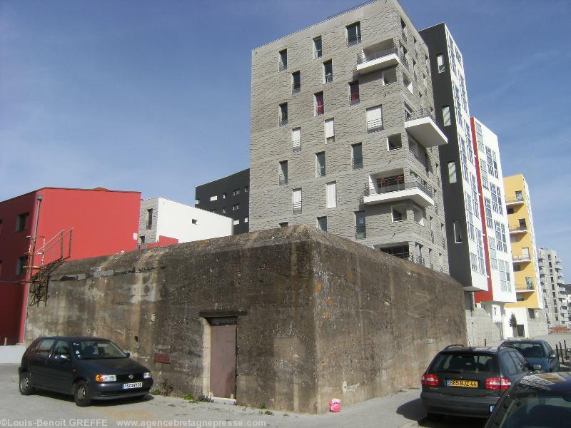 Risque-t-on de voir des immeubles de ce genre envahir le vieux centre de Nantes? Dans l\'ïle ils ne jurent avec rien... mais au voisinage des siècles d\'histoire ils se marient assez mal.