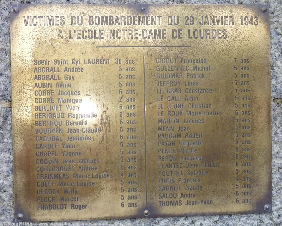 Les noms des 39 enfants et de leurs
institutrice morts dans le bombardement