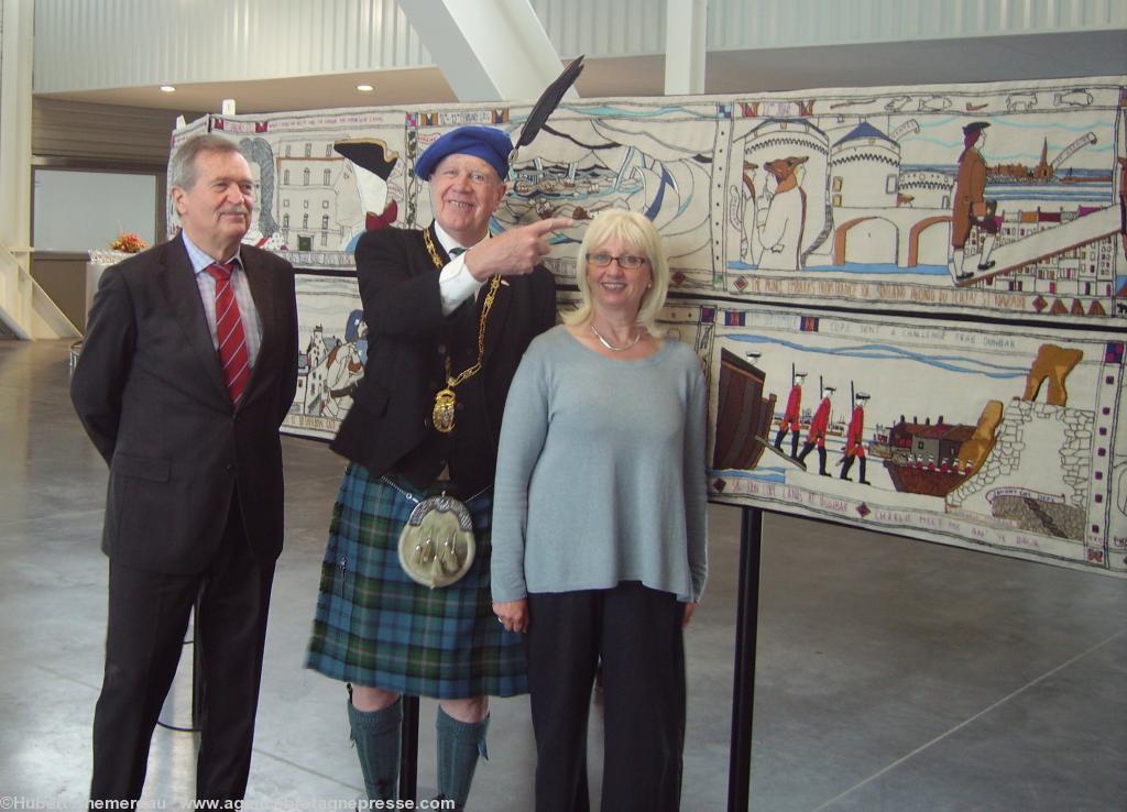 -	en compagnie du maire de 
Pornichet et d\'une des brodeuses 
écossaises Gordon indique la direction 
de St-Nazaire en montrant la tapisserie 
relatant le passage de Bonnie Prince 
Charlie en 1745 à Saint-Nazaire