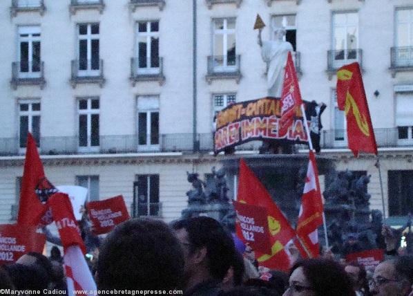 21 h 33. Sur la fontaine la statue en marbre blanc n'a toujours pas retrouvé son trident... une banderole contre l'aéroport.