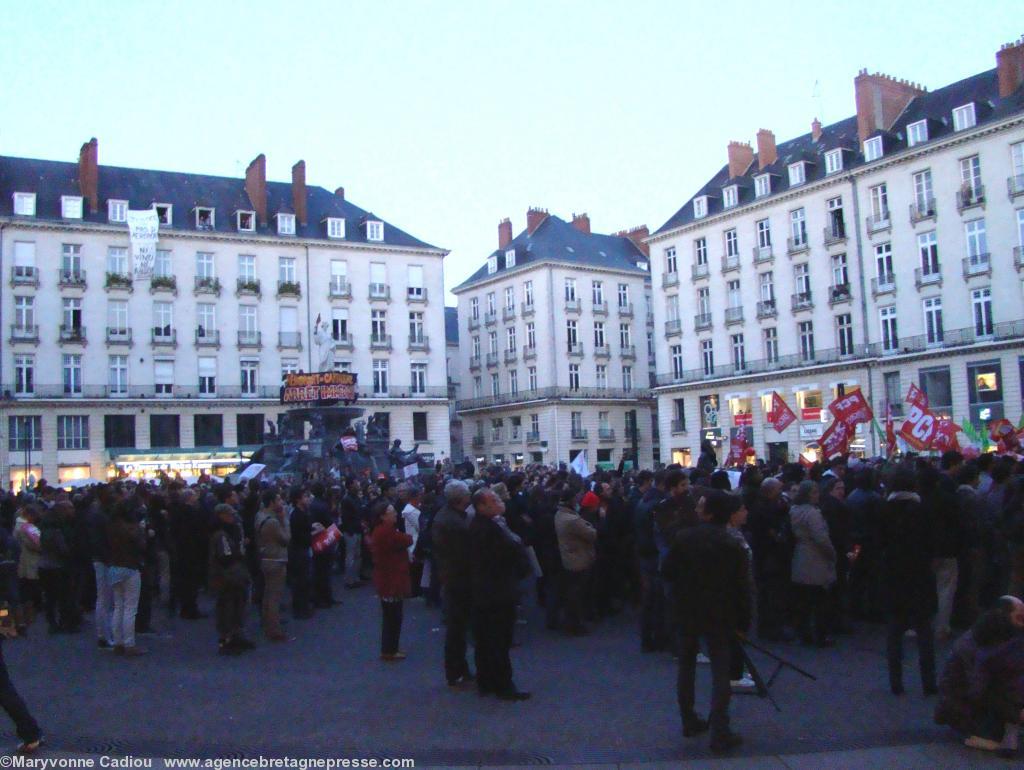 21 h 37. Malgré le premier plan pris d\'en bas de la rue Crébillon la foule est très dense devant le podium et du côté Commerce.