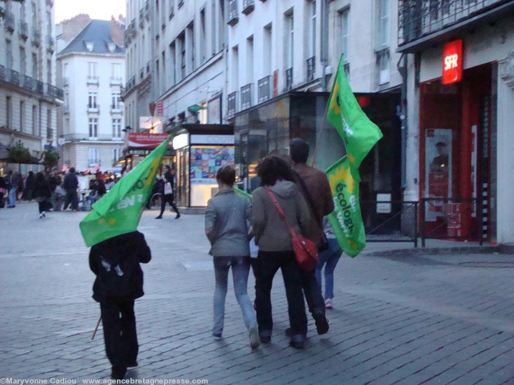 21 h 26. Les écologistes de tous âges s\'approchent aussi de la place Royale.