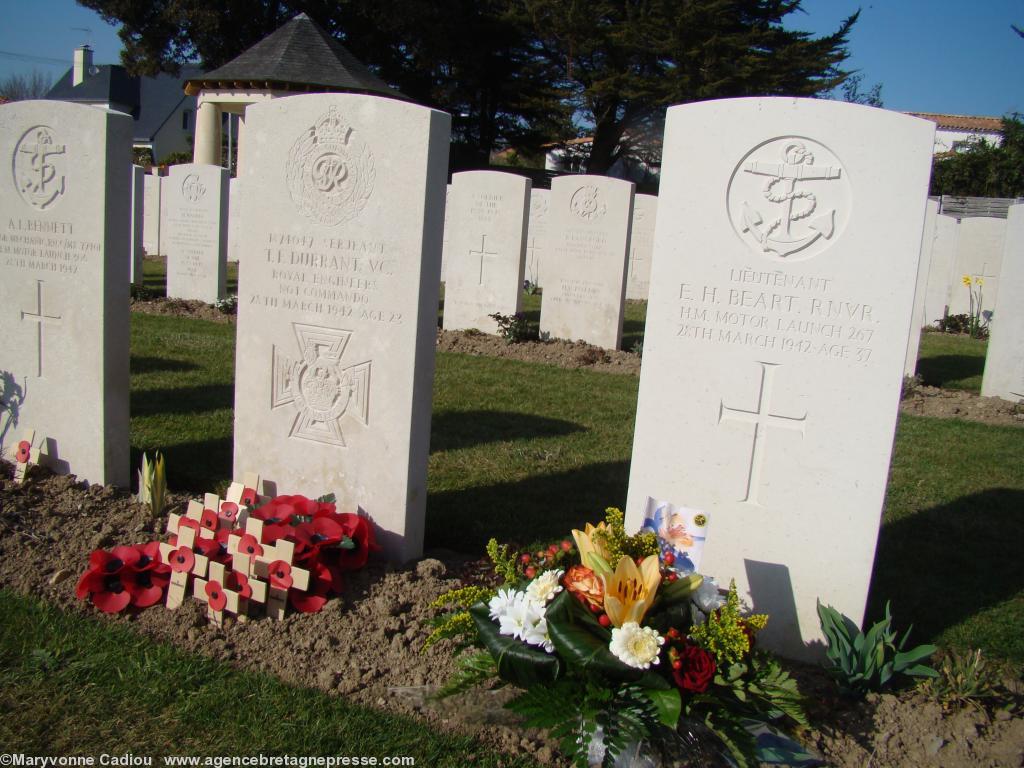 Petites croix en carton avec le poppy déposées le 27 mars 2012 au cimetière militaire de La Baule sur les tombes des soldats. La veille de l\'anniversaire de l\'Opération Chariot à Saint-Nazaire. Par les Britanniques venus à la commémoration soit en sympathisants  soit en amis ou descendants... <i>“relatives”</i>...