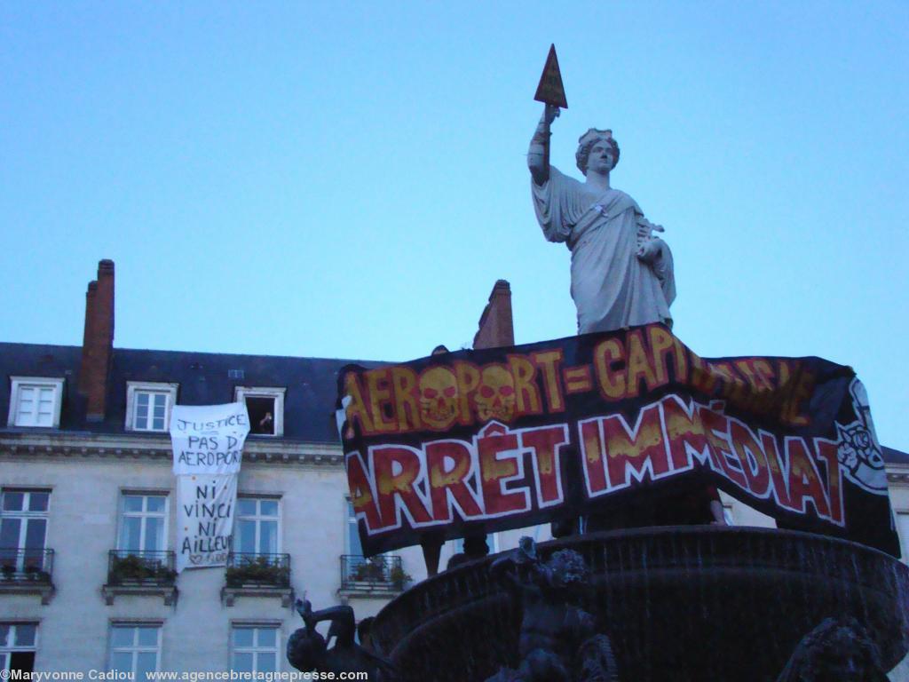 <b>Oui quel chemin jusqu\'à ce soir du 6 mai 2012 où le rejet d\'aéroport s\'affiche place Royale à Nantes.</b>