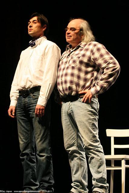<b><i>Glenmor Disuj Glenmor l\'insoumis</i>. Bob Simon de <i>Strollad ar vro Bagan</i> est Glenmor (à dr.) et Yann-Edern Jourdan est Xavier Grall dans cette partie du spectacle. Photo © Guy Jégoux pour Agence Bretagne Presse à Pontivy.</b>