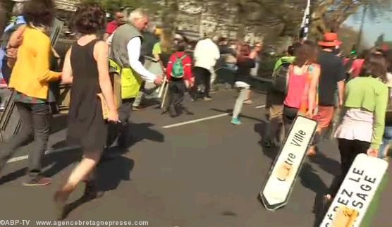 Des panonceaux tirés par des manifestants.
Leur coût varie de 24 à plus de 150 euros
pièce.