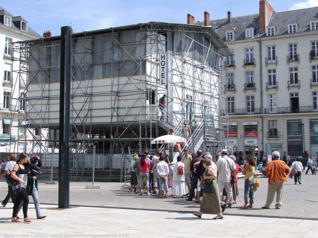 <b>Place Royale à Nantes. On fait la queue pour visiter l\'hôtel de Tatzu Nishi et son unique chambre. Photo du 3 août 2007.</b> <b>Place Royale à Nantes. On fait la queue pour visiter l\'hôtel de Tatzu Nishi et son unique chambre. Photo du 3 août 2007.</b>