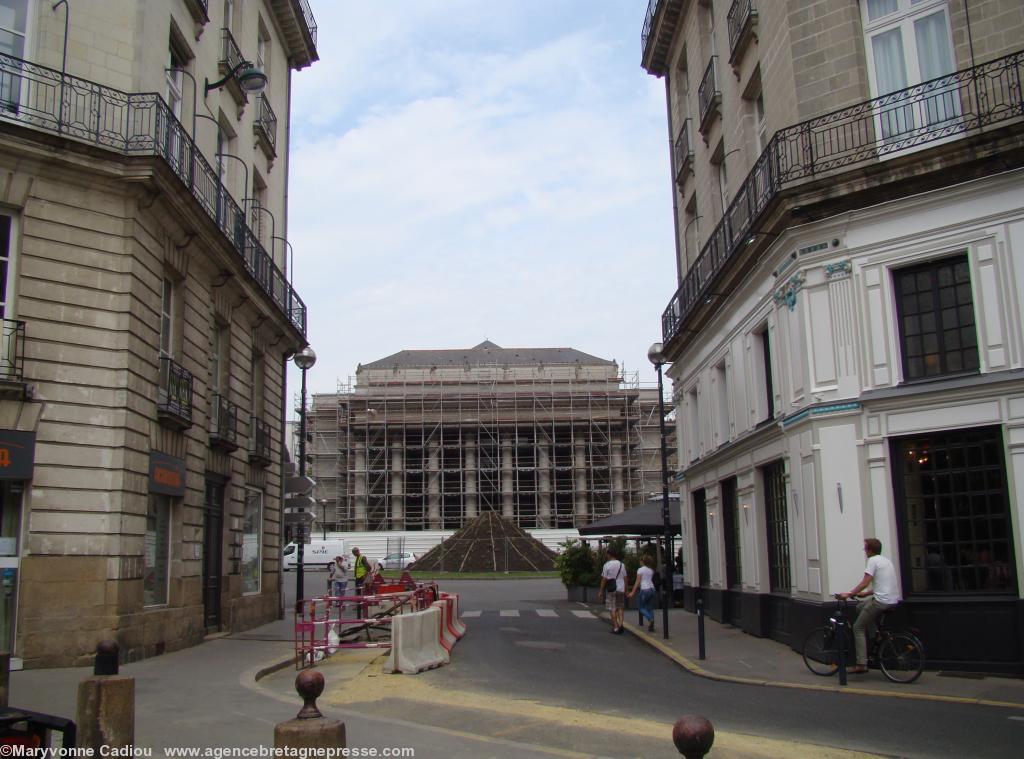 <b>Préparation du <i>Voyage à Nantes</i>. La place Graslin – bientôt sans voitures – et son énorme taupinière vue de la rue Piron. À droite la brasserie <i>La Cigale</i>. 30 mai 2012.</b> <b>Préparation du <i>Voyage à Nantes</i>. La place Graslin – bientôt sans voitures – et son énorme taupinière vue de la rue Piron. À droite la brasserie <i>La Cigale</i>. 30 mai 2012.</b>