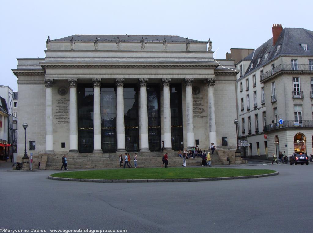 <b>Nantes. La place Graslin en temps habituel. 8 septembre 2011.</b> <b>Nantes. La place Graslin en temps habituel. 8 septembre 2011.</b>