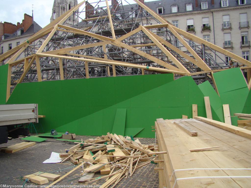 <b>Préparation du <i>Voyage à Nantes</i>. Place Royale à Nantes le 30 mai 2012.</b> <b>Préparation du <i>Voyage à Nantes</i>. Place Royale à Nantes le 30 mai 2012.</b>