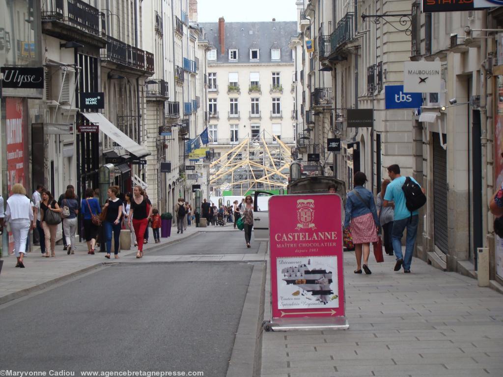 <b>Préparation du <i>Voyage à Nantes</i>. La place Royale vue de la rue Crébillon le 30 mai 2012.</b> <b>Préparation du <i>Voyage à Nantes</i>. La place Royale vue de la rue Crébillon le 30 mai 2012.</b>