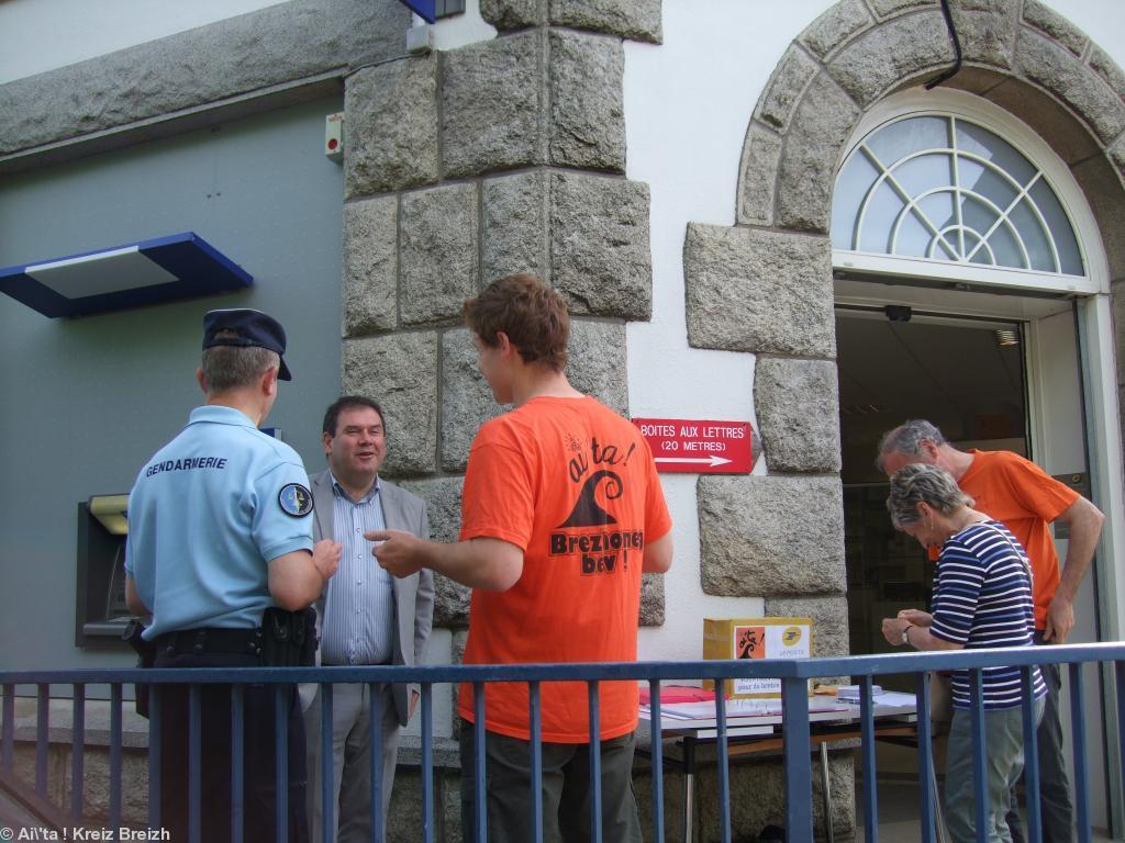 Devant la poste de Karaez.