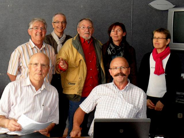 La commission d\'organisation de l'exposition Pierre Diner. 
De g. à dr.  assis : Bernard Le Floc'h commissaire de l\'exposition ; Pierre Gloanec adjoint au maire. Charles Klatz conseiller municipal ; Gilbert Tymen peintre ; Pierre Diner ;
Christine Jaouen peintre ; Joëlle Tymen conseillère municipale.