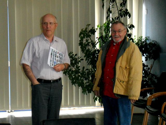 Bernard Le Floc'h avec Pierre Diner en repérage de la 
salle d\'exposition.