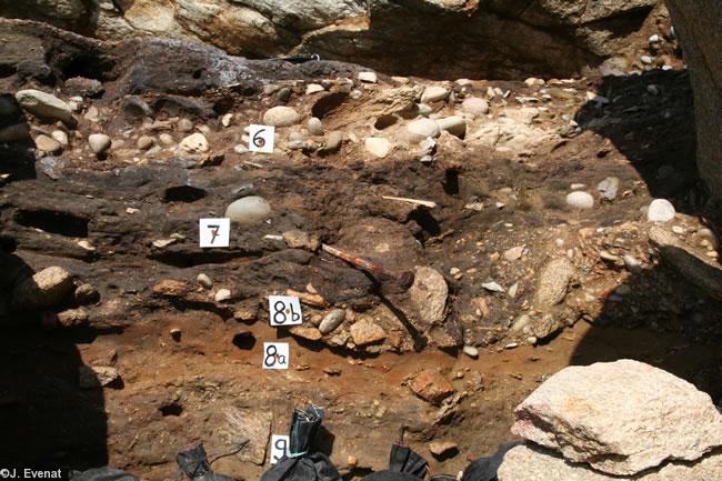 Une coupe verticale de la grotte montrant les couches d\'habitation intercallées entre des plages et des depôts de galets. 
(http://www.audierne.info/pagesphp/capsizun/ville
s/plouhinec/archeologie/menez_dregan.php)