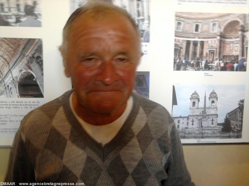 Charlot un Paimpontais devant une exposition. Charlot un Paimpontais devant une exposition.