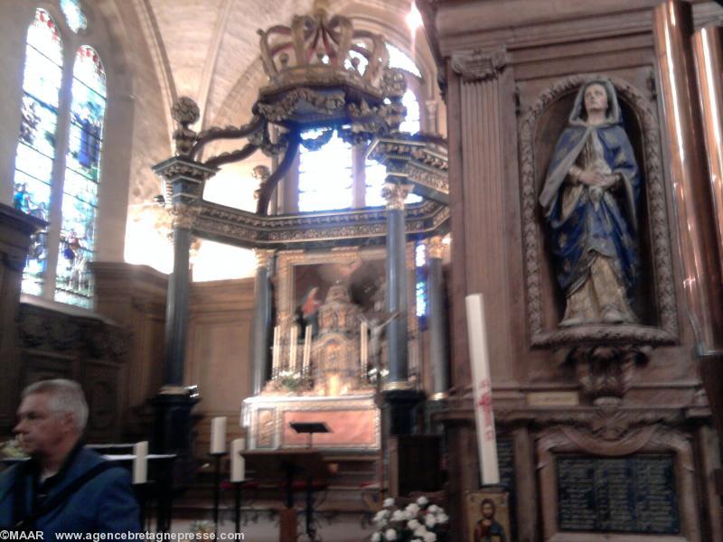 Le choeur de l\'abbaye avec le baldaquin et aperçu de la statue de Sainte Monique vénérée à Paimpont. Le choeur de l\'abbaye avec le baldaquin et aperçu de la statue de Sainte Monique vénérée à Paimpont.