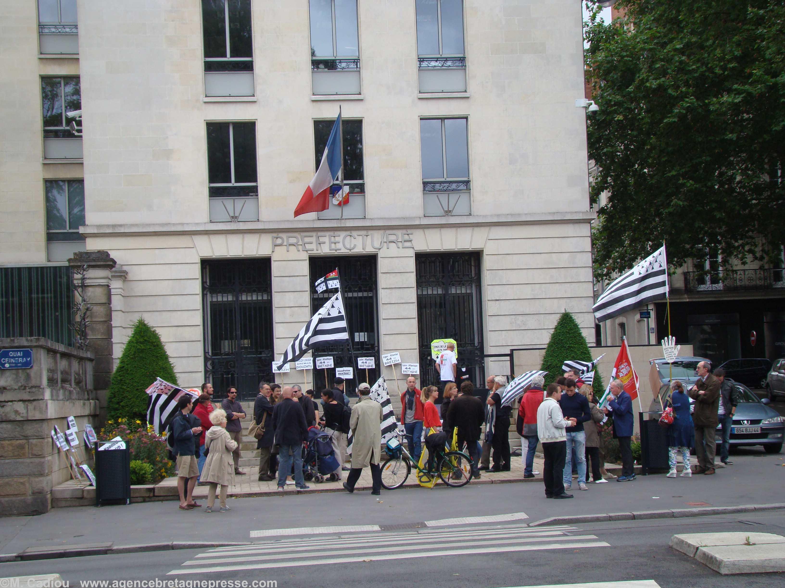 60 personnes à Nantes ont tenu à être présentes pour la remise de la lettre de l\'association Bretagne Réunie. 60 personnes à Nantes ont tenu à être présentes pour la remise de la lettre de l\'association Bretagne Réunie.
