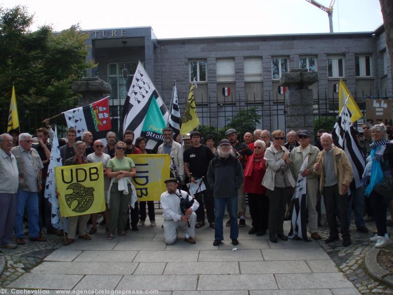 Le rassemblement à Lorient. Certains militants dénoncent la présence systématique de drapeaux de l\'UDB alors que les associations Bretagne Réunie et 44-BZH organisatrices se veulent unitaires et liées à aucun parti politique. Le rassemblement à Lorient. Certains militants dénoncent la présence systématique de drapeaux de l\'UDB alors que les associations Bretagne Réunie et 44-BZH organisatrices se veulent unitaires et liées à aucun parti politique.