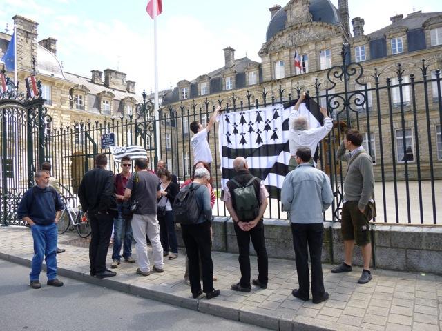 Devant la préfecture de Vannes. Devant la préfecture de Vannes.