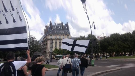À Paris des Bretons sont allés à l'Hôtel Matignon résidence officielle et le lieu de travail du chef du gouvernement français le Premier ministre. À Paris des Bretons sont allés à l'Hôtel Matignon résidence officielle et le lieu de travail du chef du gouvernement français le Premier ministre.
