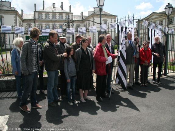 Devant la sous-préfecture de Pontivy. Devant la sous-préfecture de Pontivy.
