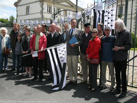 Devant la sous-préfecture de Pontivy. Devant la sous-préfecture de Pontivy.