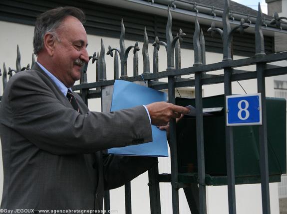 Devant la sous-préfecture de Pontivy. Devant la sous-préfecture de Pontivy.